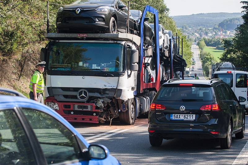 Na silnici I/38 u obce Štoky ve směru jízdy na Havlíčkův Brod došlo zde ke střetu osobního automobilu, dodávky a nákladního vozidla.