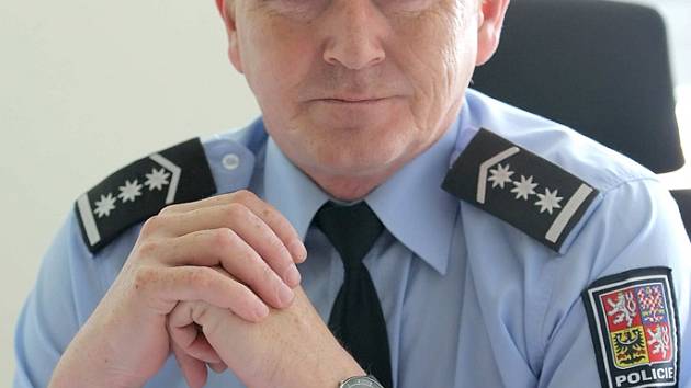Jednapadesátiletý policista byl v roce 2008 jmenován vedoucím Inspektorátu cizinecké policie Jihlava, který spadal pod oblastní ředitelství v Brně. Po reorganizaci v roce 2011 se stal vedoucím cizinecké policie na Vysočině.