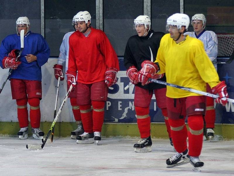 S bruslemi na nohou. V neděli 29. července večer odstartovali havlíčkobrodští Rebelové přípravu na ledě. Pokyny hlavního kouče Petra Nováka bedlivě poslouchalo na úvodním tréninku více než třicet hokejistů.