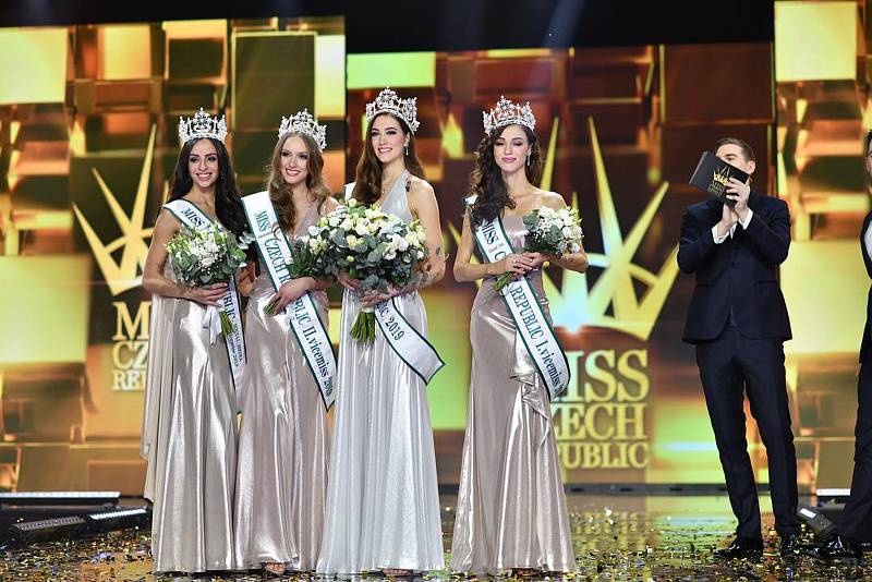 Vítězky soutěže Miss Czech Republic (Andrea Prchalová druhá zleva).