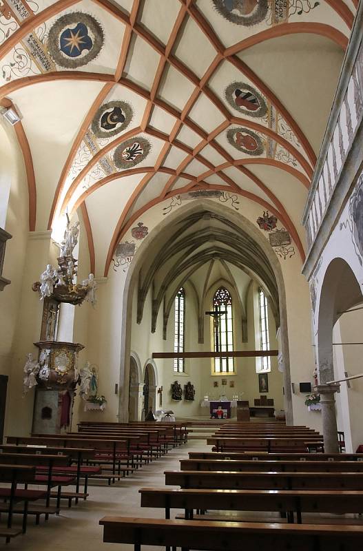 V kostele sv. Petra a Pavla v Ledči nad Sázavou mají novou zpovědnici.