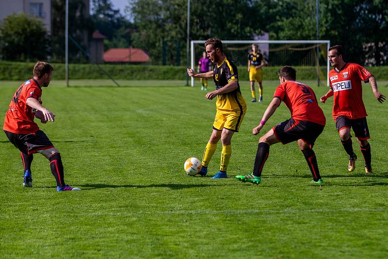 Fotbalisté Chotěboři (ve žlutých dresech) loni neprožili příliš úspěšný podzim. Na jaře to ovšem svým fanouškům vrchovatě vynahradili.