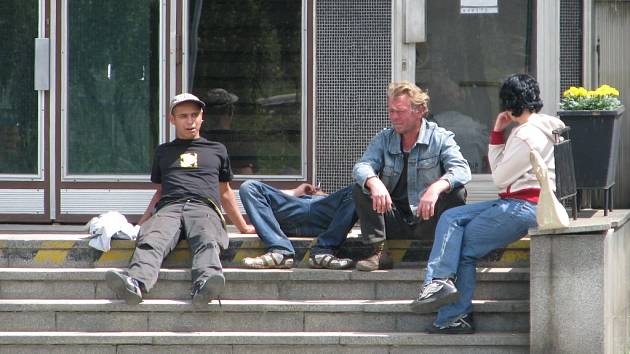 Počet lidí, popíjejících na veřejnosti alkohol, se v posledních dnech hlavně kolem brodského nádraží podle vedení města snížil. Zásluhu na tom mají častější hlídky městských i republikových policistů.