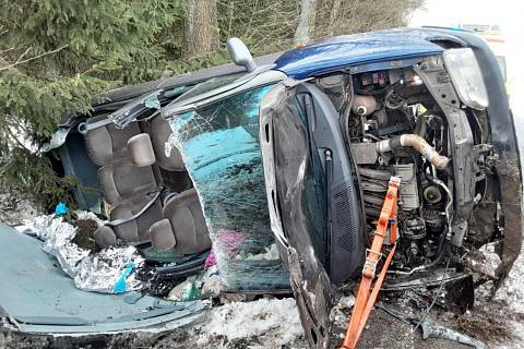 Nehoda osobního auta na silnici mezi Leštinou u Světlé nad Sázavou a Novou Vsí u Leštiny na Havlíčkobrodsku.