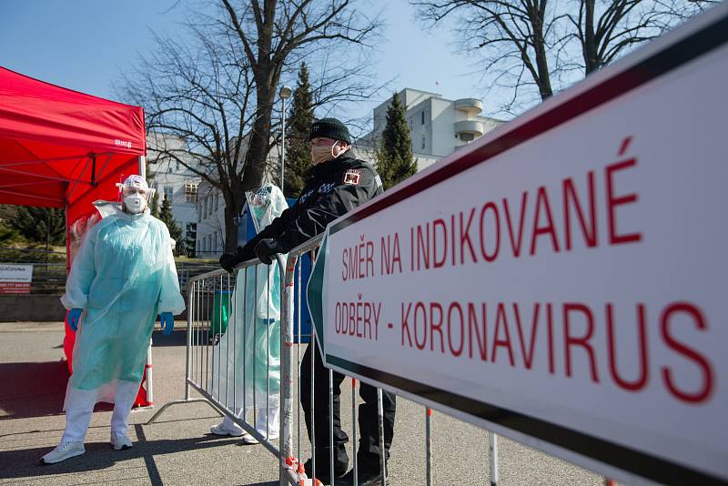 Odběrové místo na Covid-19 pro indikované pacienty na parkovišti u Nemocnice Havlíčkův Brod.