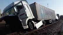 Vlak a kamion se srazili v pátek ráno na železničním přejezdu ve Ždírci nad Doubravou na Havlíčkobrodsku.