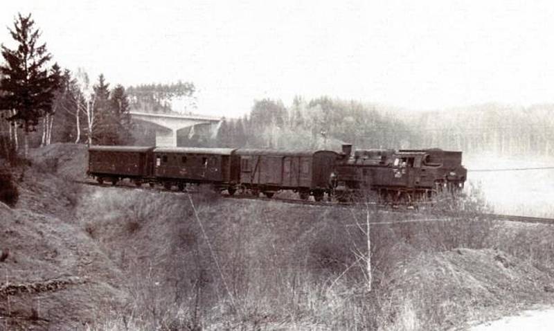 Osobní vlak vedený parní 433 v km 46 0 nad Kralovicemi.