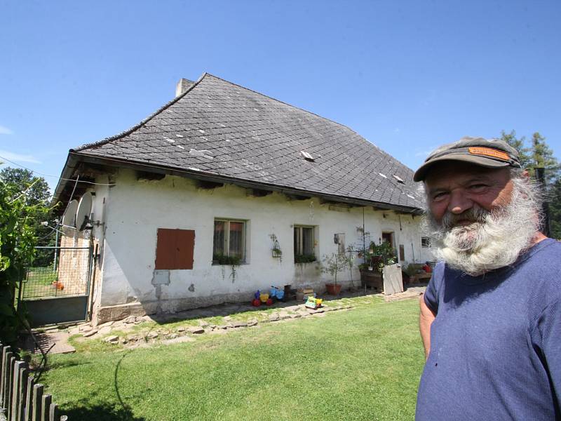 Ve sklárně v Rouštanech v roce 1827 začala slavná historie sklářského rodu Kavalírů. V domě nyní žije Josef Čejka (na snímku). 