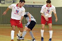 Brodští futsalisté (ve bílém zleva Jan Kaplan a Roman Provazník) splnili úkol, když v sezoně získali 30 bodů. 