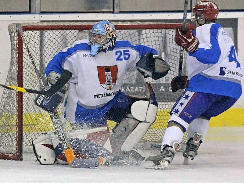 Postup do druhé hokejové ligy se světelským hokejistům (v bílém brankář Lukáš Studený) pomalu, ale jistě vzdaluje. Na domácím ledě totiž prohráli s Kutnou Horou 1:5. Pokud budou mít oba soupeři stejně bodů, rozhodnou vzájemné zápasy.