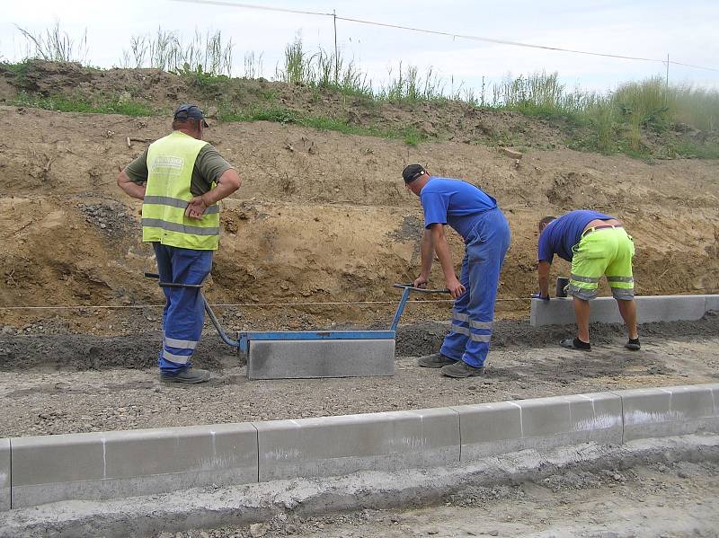 Práce v Mírové ulici začaly v únoru, skončit mají podle harmonogramu v polovině prosince. Jde o společnou investici města Havlíčkův Brod a Kraje Vysočina.