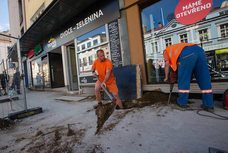Práce na rekonstrukci Dolní ulice v Havlíčkově Brodě dne 2. července 2020.