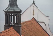 Reproduktor místo zvonu ve věži kostela sv. Víta v Lipnici nad Sázavou.