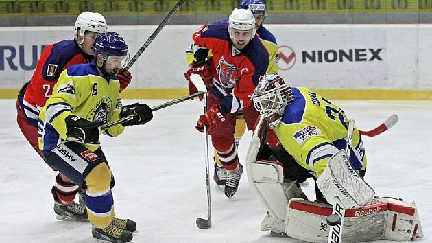 Havlíčkobrodští hokejisté (v červeném na archivním snímku z utkání proti Kobře) podali v Klatovech zodpovědný výkon a z ledu třetího týmu tabulky přivezli cenné tři body do tabulky. 