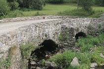 Jeden z deseti nejstarších českých mostů stojí zhruba dva a půl kilometru od obce Kamenná.