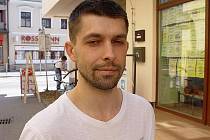 Bývalý voják David Šimek z Havlíčkova Brodu popírá, že by se mstil soudcům a státnímu zástupci. Údajně to na něj chce někdo „hodit“. 