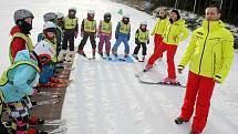 Děti jezdí na lyžařské kurzy do Ski areálu Šacberk.