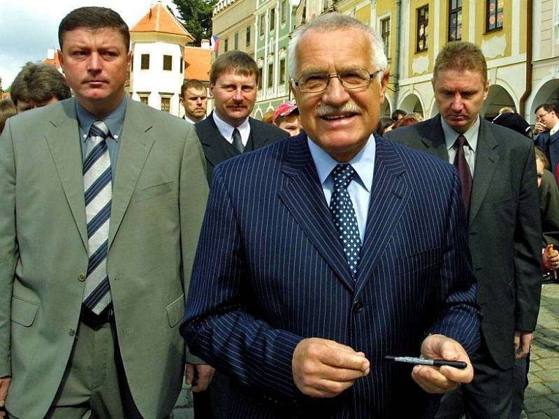 Václav Klaus se svojí ochrankou.