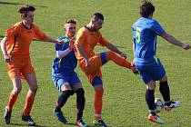 6:0. Takovým výsledkem skončilo derby mezi Mírovkou (v oranžovém) a Havlíčkovou Borovou. Mírovští fotbalisté si doslova otevřeli na svém hřišti střelnici.