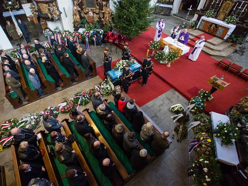 S brigádním generálem Imrichem Gablechem se ve středu přišly do Havlíčkova Brodu rozloučit desítky lidí. Nechyběly české armádní špičky, mezi smutečními hosty byli i zástupci slovenské a polské armády. 