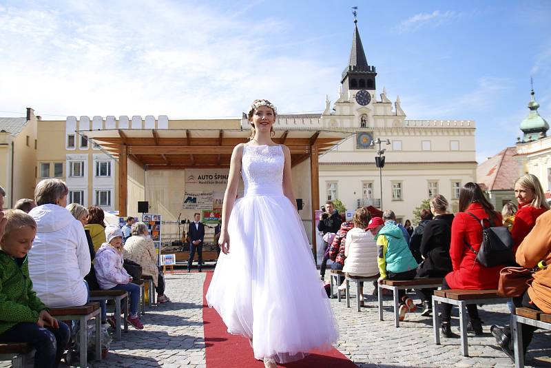 Charitativní přehlídka svatebních a společenských šatů v Havlíčkově Brodě