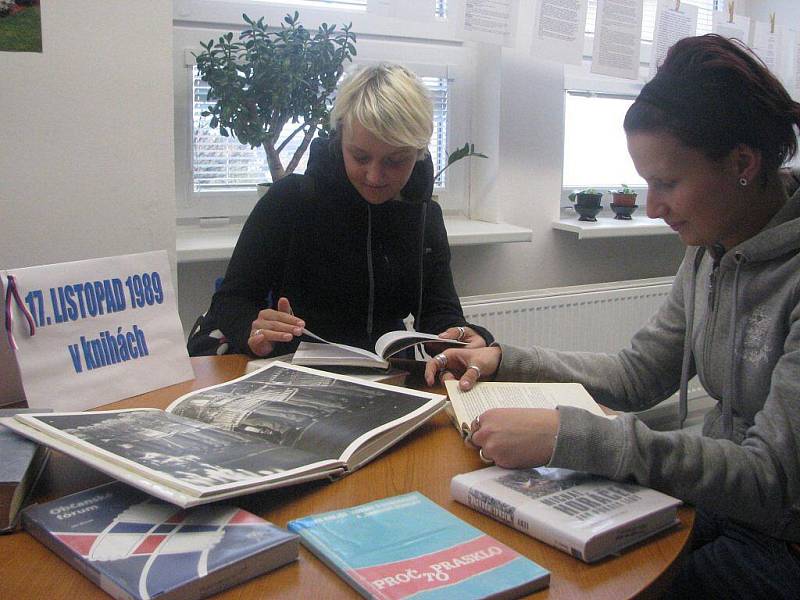 Studenti i učitelé havlíčkobrodské Obchodní akademie a Hotelové školy prožili středu jako Den s trikolórou. Věnovali se listopadu 1989 v Československu podrobně. Nechyběl ani koncert Pavla Lutnera, který zahrál všechny známé písně  Sametové revoluce.