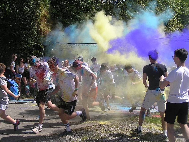 Do Havlíčkova Brodu se po dvou letech vrátily studentské slavnosti, zahájil je charitativní barevný běh.