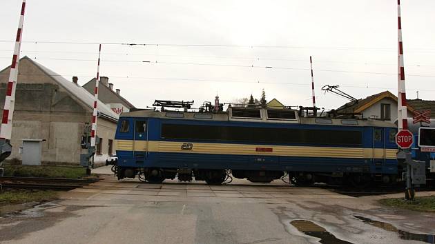 Nebezpečí. Na vlakovém přejezdu v Golčově Jeníkově několik dnů nefungovalo signalizační zařízení a závory zůstávaly zvednuté.