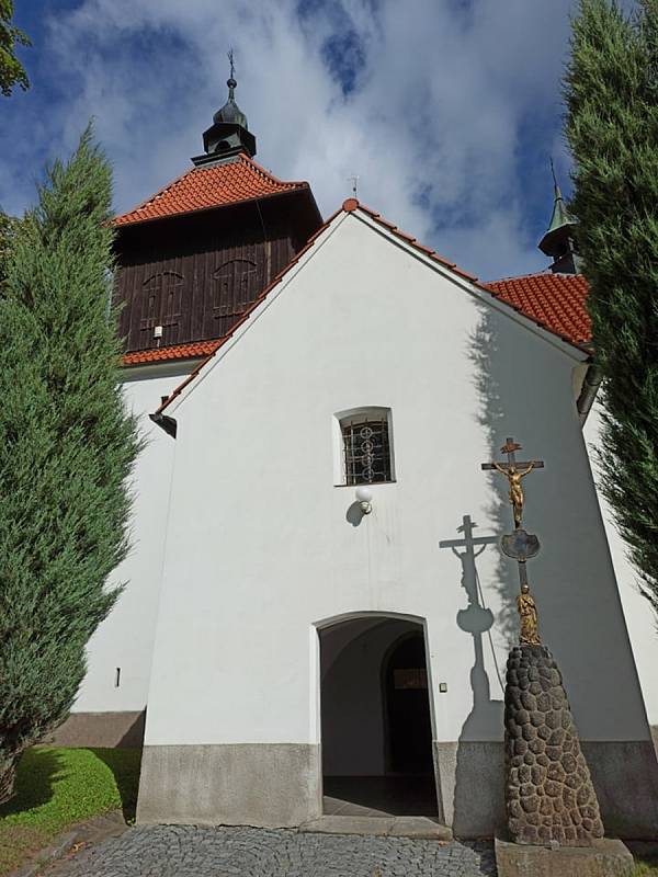 Fara a kostel v Lučici.