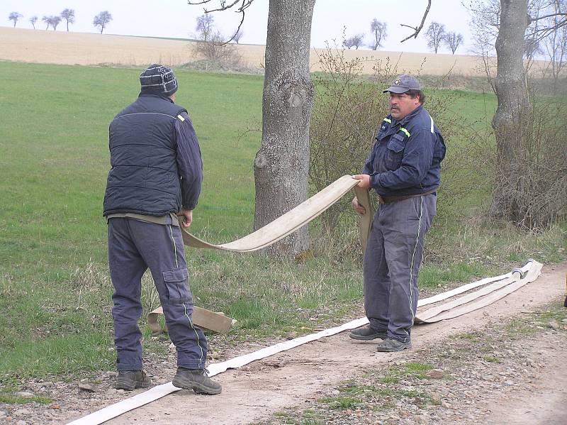 Pět hasičských sborů trénovalo jak dopravit vodu na velkou vzdálenost.