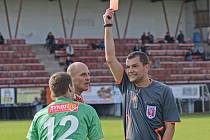 Fotbalový sudí Jiří Čamra udělil v zápase Havlíčkův Brod - Nová Ves čtyři červené karty.