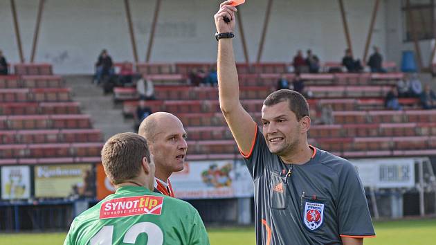 Fotbalový sudí Jiří Čamra udělil v zápase Havlíčkův Brod - Nová Ves čtyři červené karty.