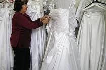 Provozovatelka havlíčkobrodské seznamovací agentury Marie Vinczeová má zároveň na starost i půjčovnu svatebních šatů. Pokud se páry, které vybral počítač, rozhodnou  pro zásadní životní krok, mají v půjčovně samozřejmě zvláštní slevu. 