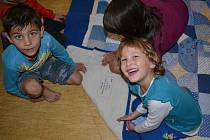 Děti z Charitního domova měly z modré patchworkové deky upřímnou radost.