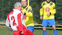 Nesmí chybět. Od začátku sezony se objevili téměř ve všech utkáních, řeč je o přibyslavských fotbalistech Petru Svobodovi (vpravo) a Pavlu Vykoukalovi, který svádí boj o míč.
