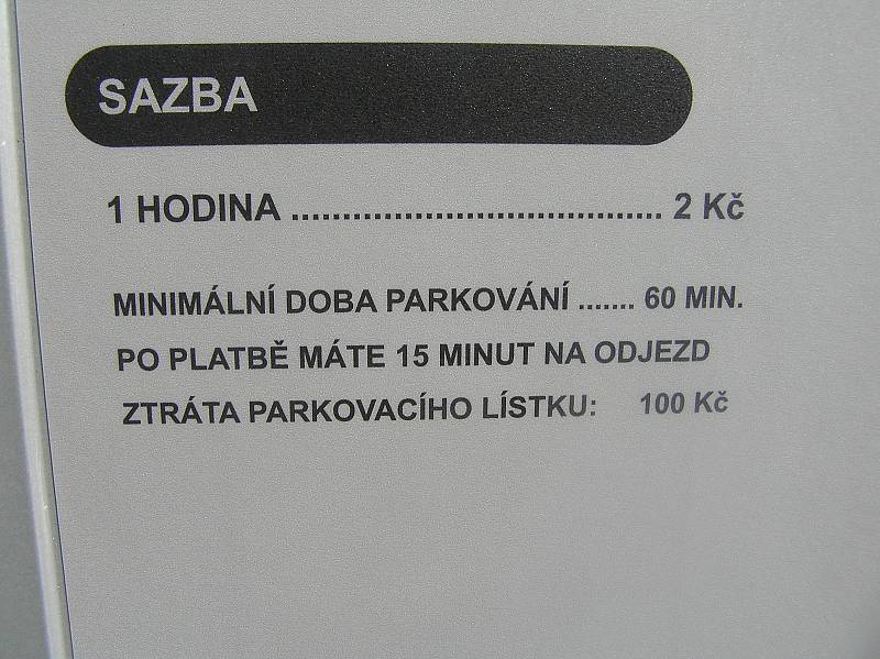 Na novém parkovišti u knihovny v Brodě je zatím daleko méně aut než by radnice čekala.