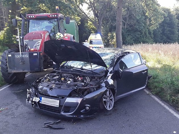 Srážka traktoru a auta u Bystřice: žena skončila s vážným zraněním v nemocnici