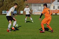 Fotbalisté Ledče nad Sázavou (v bílém) se pomalu pokoušejí o návrat do I. A třídy. Svědčí o tom i jejich postavení v tabulce po podzimní části. 