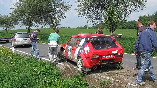 O dramatické situace nebyla o víkendové Rallye Posázaví v okolí Havlíčkova Brodu rozhodně nouze. Jeden příklady za všechny. Posádka s číslem 12 skončila ve druhé rychlostní zkoušce mezi Stříbrnými Horami a Pohledem v příkopu. 