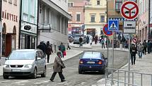 Obvyklý ruch se zkraje tohoto týdne vrátil do havlíčkobrodské Dolní ulice. Po třech měsících ji opustili dělníci a s nimi i  veškerá technika. Na jaře příštího roku budou práce v Dolní ulici pokračovat. Přibudou sloupy veřejného osvětlení a zeleň.