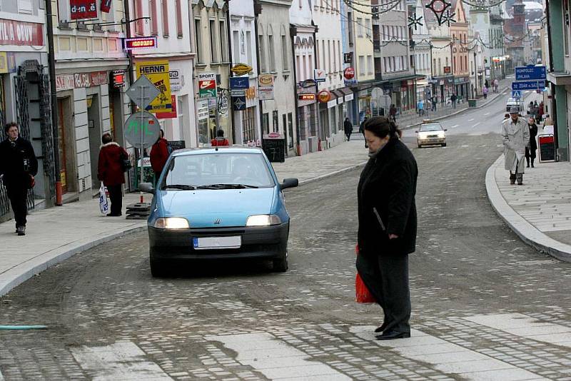 Obvyklý ruch se zkraje tohoto týdne vrátil do havlíčkobrodské Dolní ulice. Po třech měsících ji opustili dělníci a s nimi i  veškerá technika. Na jaře příštího roku budou práce v Dolní ulici pokračovat. Přibudou sloupy veřejného osvětlení a zeleň.