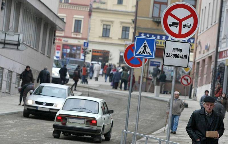 Obvyklý ruch se zkraje tohoto týdne vrátil do havlíčkobrodské Dolní ulice. Po třech měsících ji opustili dělníci a s nimi i  veškerá technika. Na jaře příštího roku budou práce v Dolní ulici pokračovat. Přibudou sloupy veřejného osvětlení a zeleň.