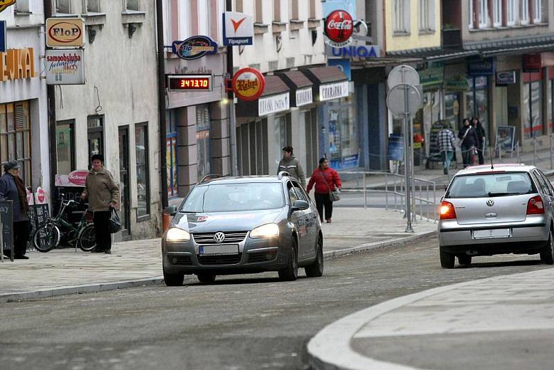 Obvyklý ruch se zkraje tohoto týdne vrátil do havlíčkobrodské Dolní ulice. Po třech měsících ji opustili dělníci a s nimi i  veškerá technika. Na jaře příštího roku budou práce v Dolní ulici pokračovat. Přibudou sloupy veřejného osvětlení a zeleň.