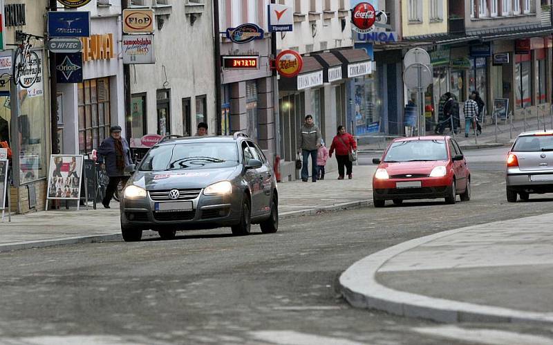 Obvyklý ruch se zkraje tohoto týdne vrátil do havlíčkobrodské Dolní ulice. Po třech měsících ji opustili dělníci a s nimi i  veškerá technika. Na jaře příštího roku budou práce v Dolní ulici pokračovat. Přibudou sloupy veřejného osvětlení a zeleň.