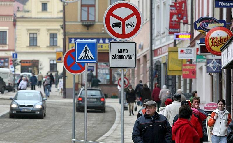 Obvyklý ruch se zkraje tohoto týdne vrátil do havlíčkobrodské Dolní ulice. Po třech měsících ji opustili dělníci a s nimi i  veškerá technika. Na jaře příštího roku budou práce v Dolní ulici pokračovat. Přibudou sloupy veřejného osvětlení a zeleň.