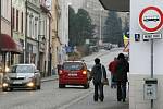 Obvyklý ruch se zkraje tohoto týdne vrátil do havlíčkobrodské Dolní ulice. Po třech měsících ji opustili dělníci a s nimi i  veškerá technika. Na jaře příštího roku budou práce v Dolní ulici pokračovat. Přibudou sloupy veřejného osvětlení a zeleň.