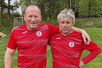 V útoku fotbalistů České Bělé se o druhém květnovém víkendu vystřídali třiapadesátiletý Martin Škaryd (vlevo) a o rok starší Petr Benc.
