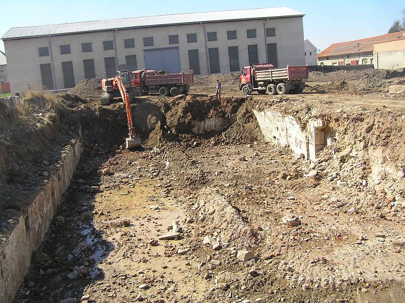 Na pozemku po bývalém pivovaru, který nechalo město loni za miliony rekultivovat,  rodinné domky zatím stát nebudou.