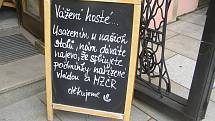 Vychutnat si pivo nebo kávu na zahrádce od toho hosty neodradilo ani chladné počasí.