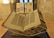 Vystavená bible na hradě Lipnice.
